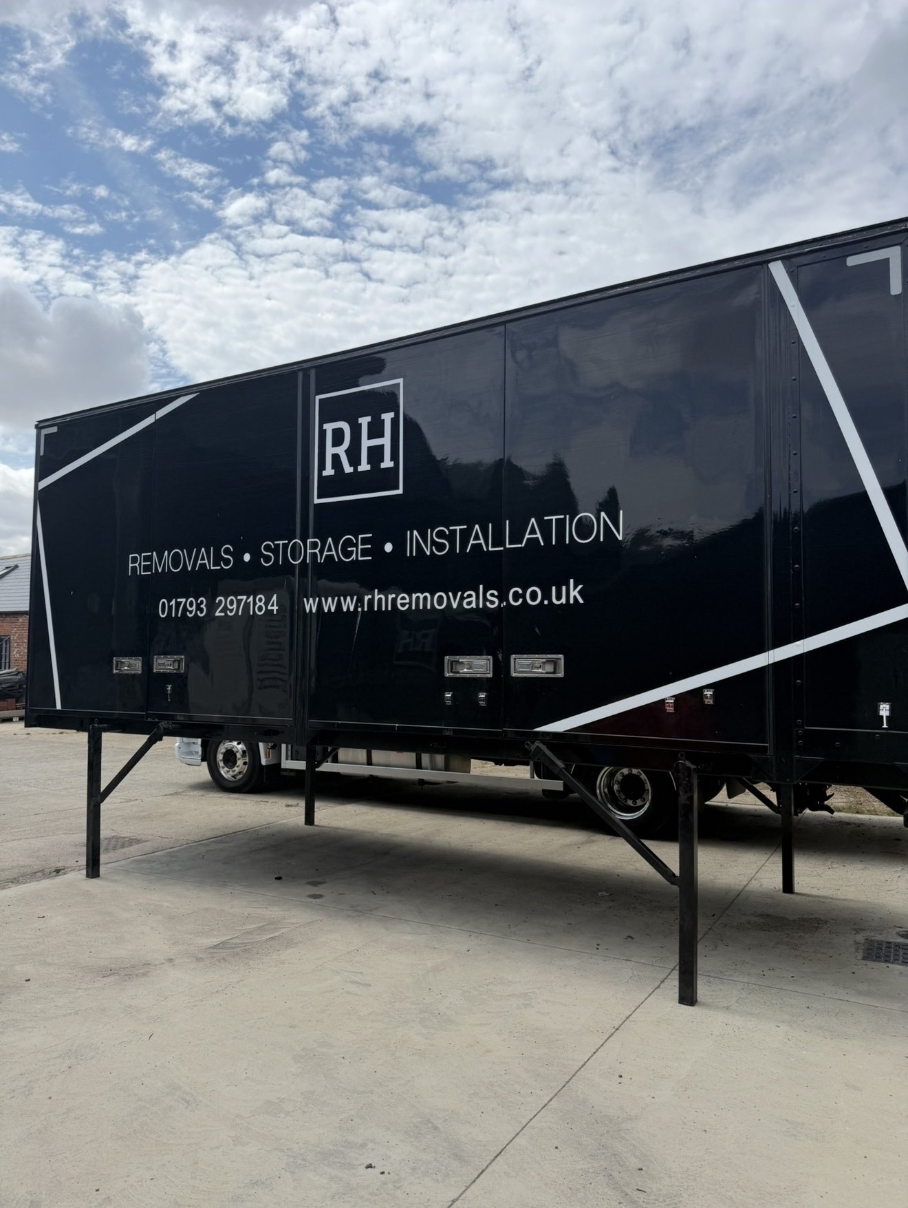 RH de-mount removal body standing on its own legs, off the vehicle